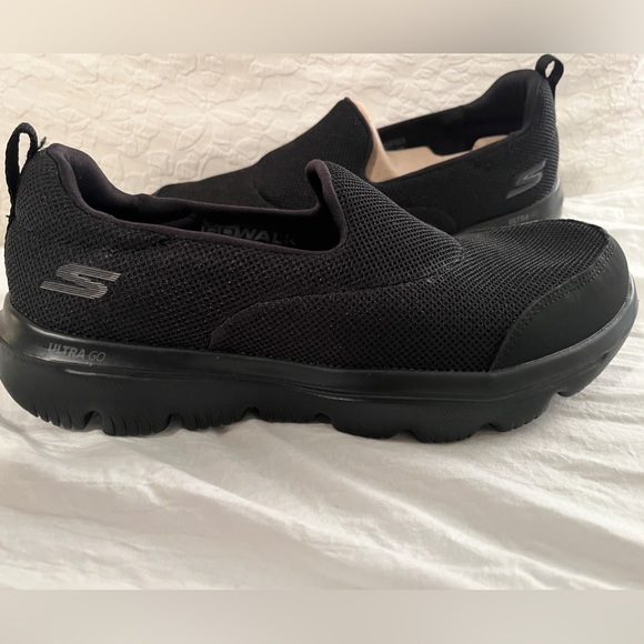 NWT Skechers Ultra Go GoWalk air-cooled Goga Mat women’s sneakers Black size 7 - Picture 3 of 9